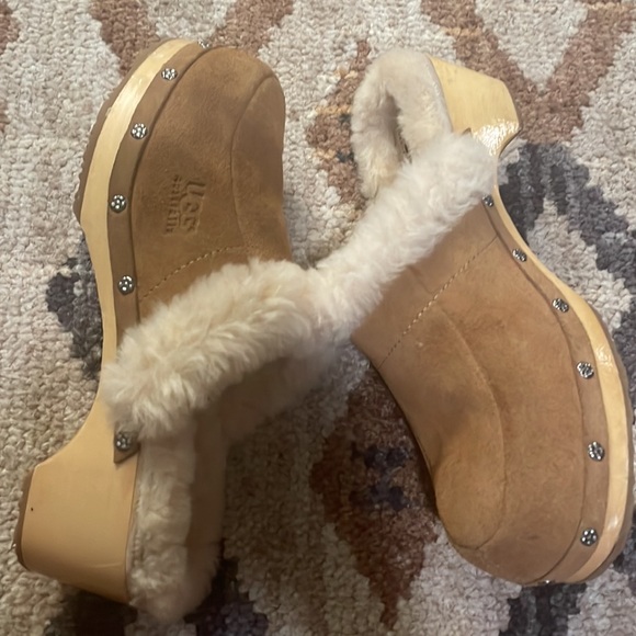 Wooden clog Uggs shoe size 6 but feet size 7 to 8 - Picture 4 of 7